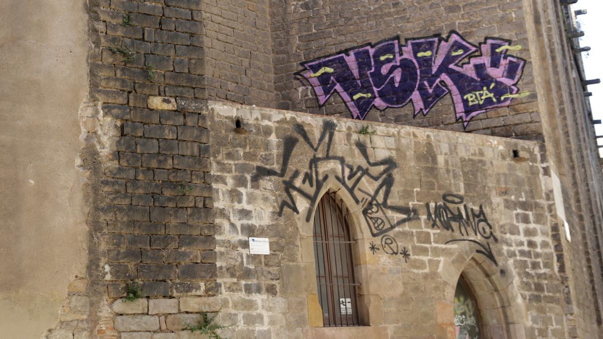 Polémico grafiti en la basílica de Santa Maria del Pi de Barcelona