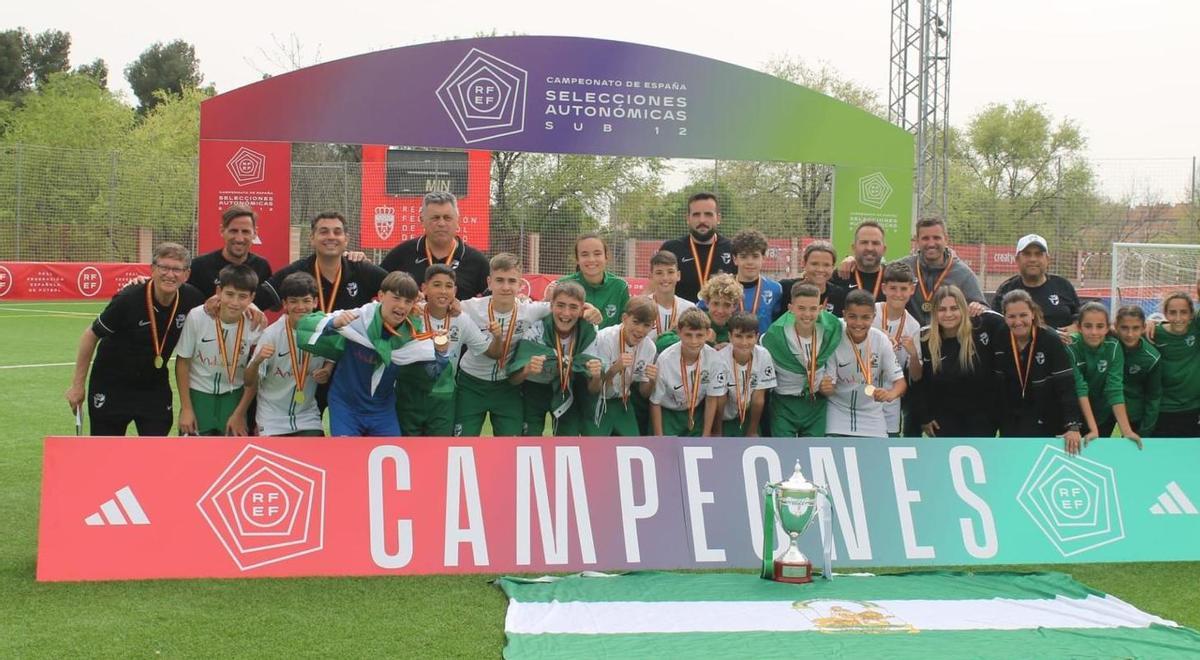 La selección andaluza celebra la conquista del título andaluz sub 12.