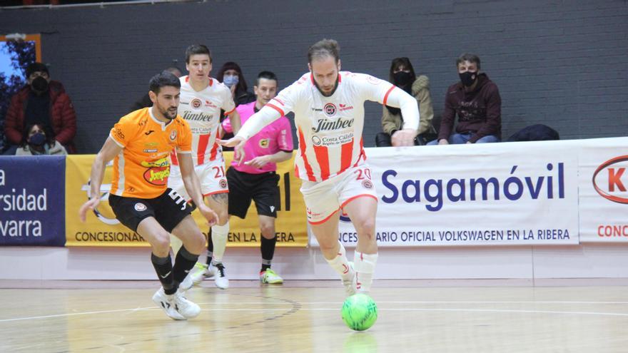 Solano conduce la pelota en el partido contra Ribera Navarra.