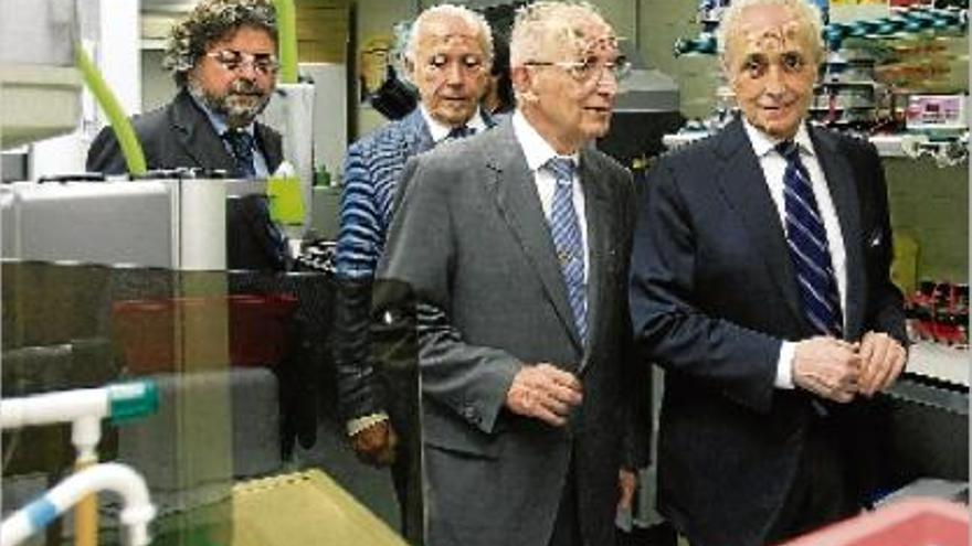 Josep Carreras (dreta) parla amb el doctor Ciril Rozman mentre visiten els nous laboratoris