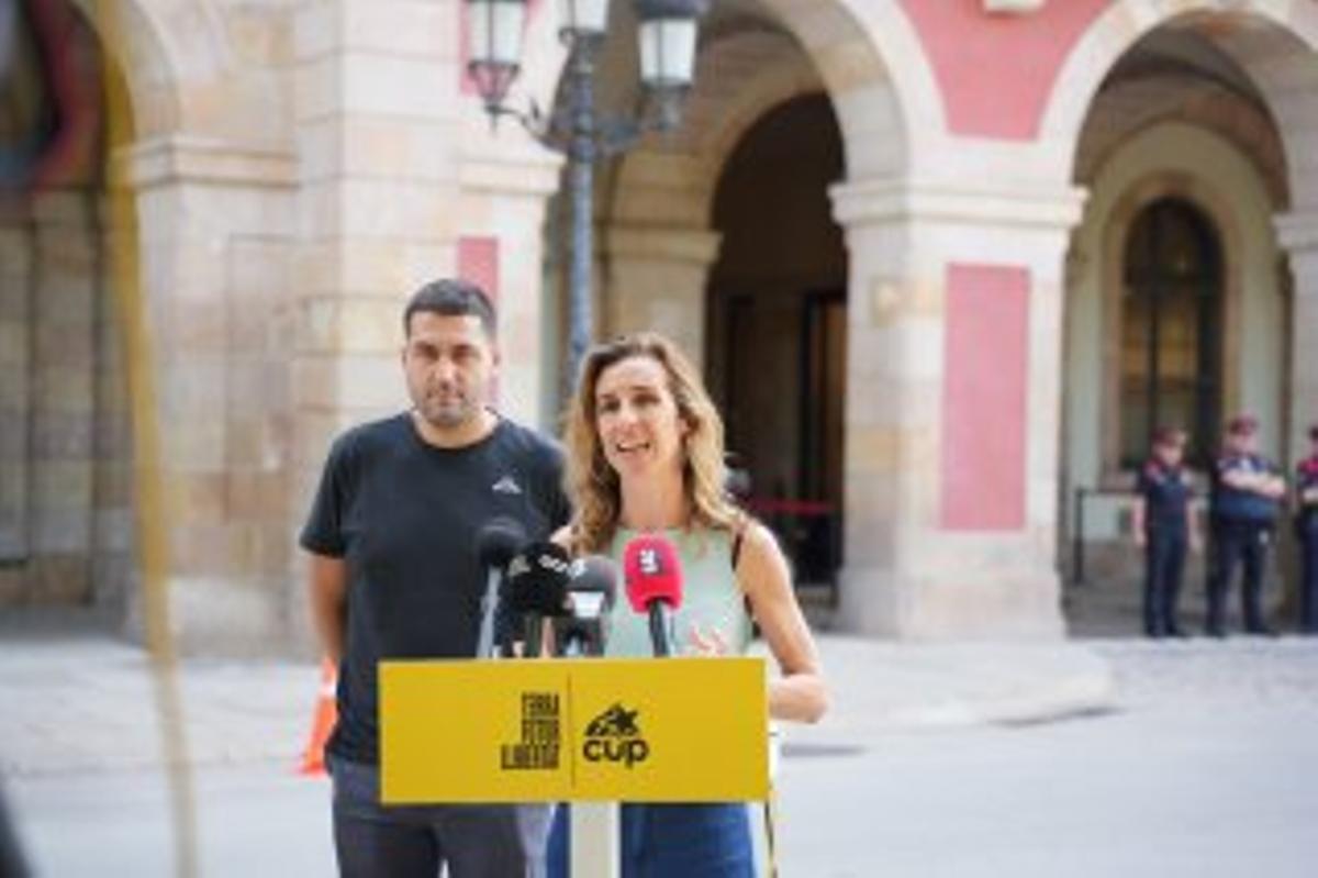 La diputada de la CUP, Laia Estrada, durante la rueda de prensa delante del Parlament La diputada de la CUP, Laia Estrada, durante la rueda de prensa delante del Parlament