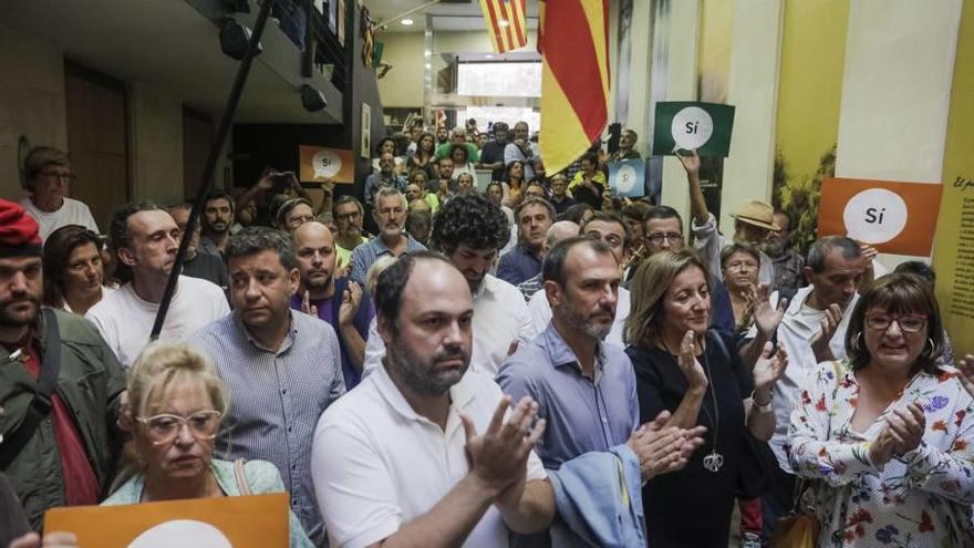 El vicepresidente Biel Barceló y la consellera Fanny Tur el miércoles en el acto de apoyo al referéndum.