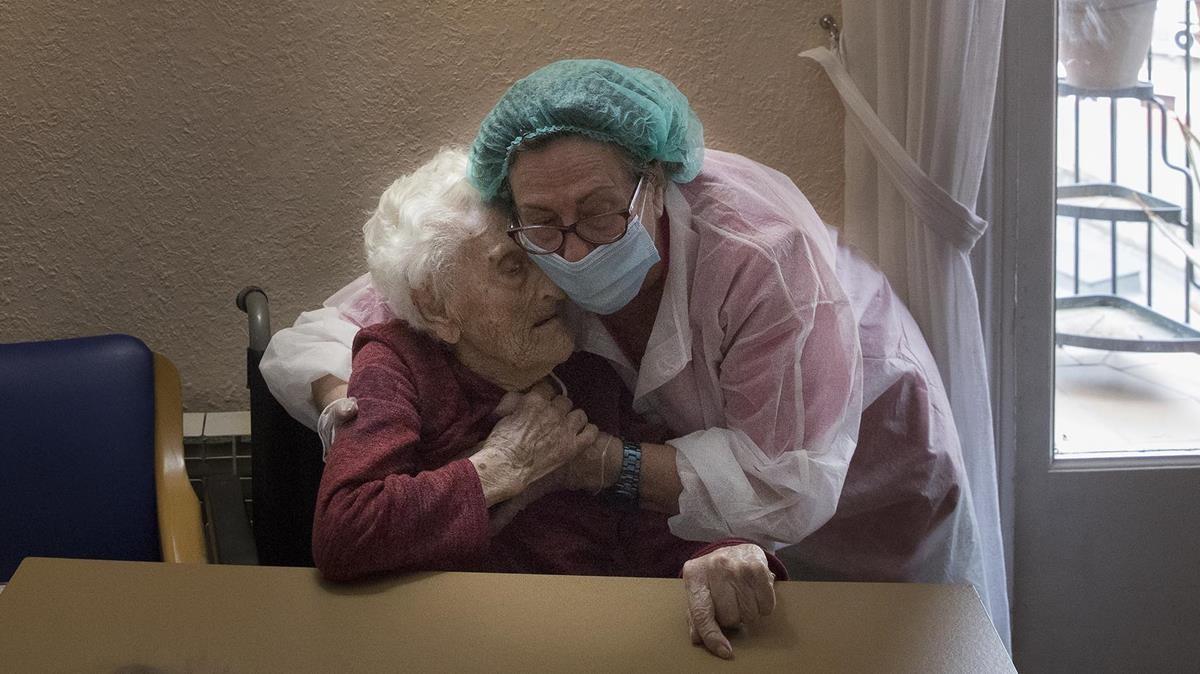 Pilar Llarc, directora de la residencia geriátrica La Pau de Barcelona, con su madre, Pili, de 106 años, residente en el geriátrico, el 14 de mayo.