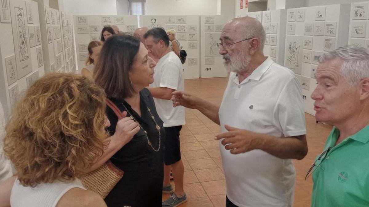Ortifus conversa con la concejal Sílvia Roca, este viernes, durante la inauguración de la exposición.