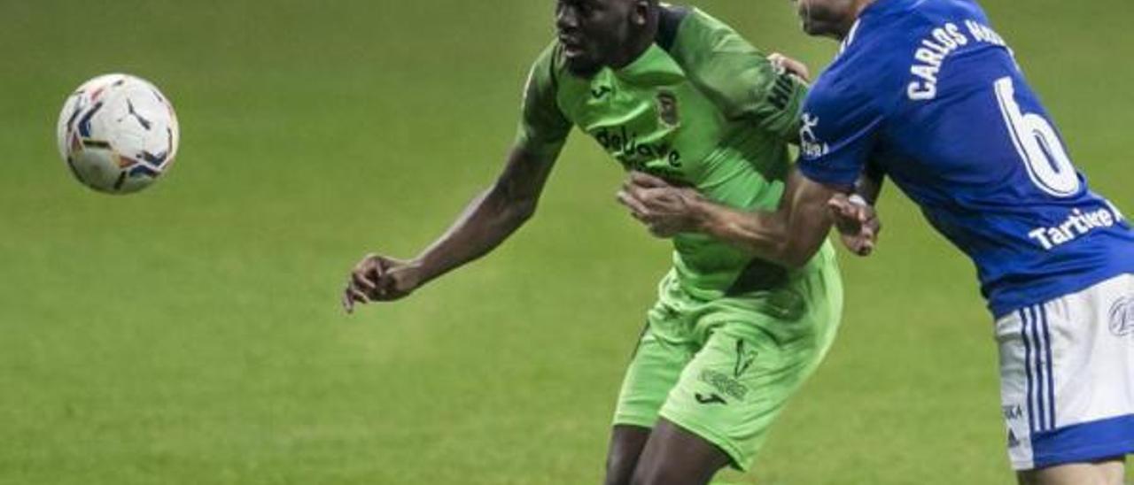 Randy Nteka, ante Carlos Hernández, en el partido entre el Oviedo y el Fuenlabrada de la primera vuelta, disputado en el Tartiere.