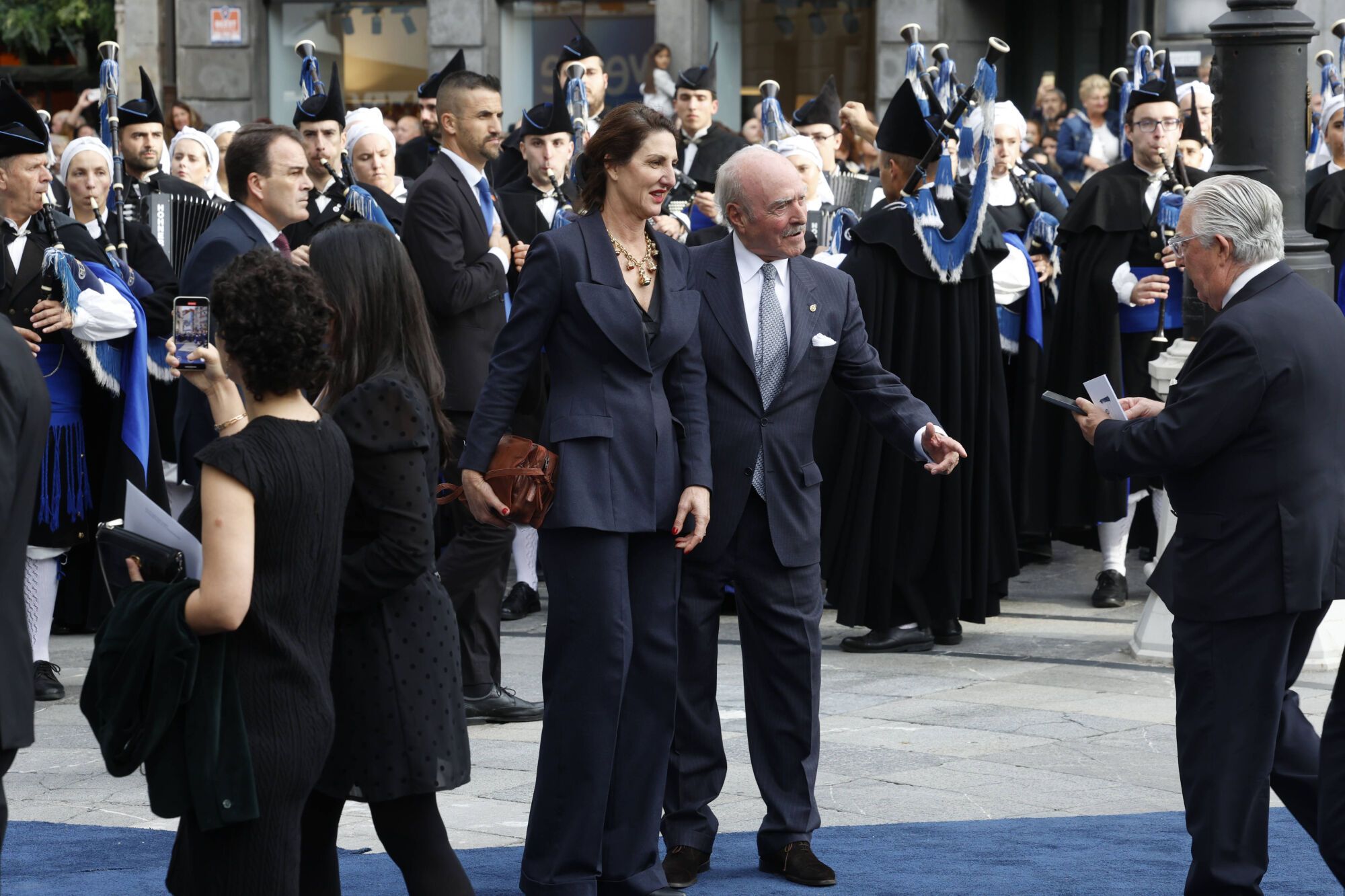 Así fue la llegada de los invitados a los premios "Princesa de Asturias" y su paso por la alfombra azul