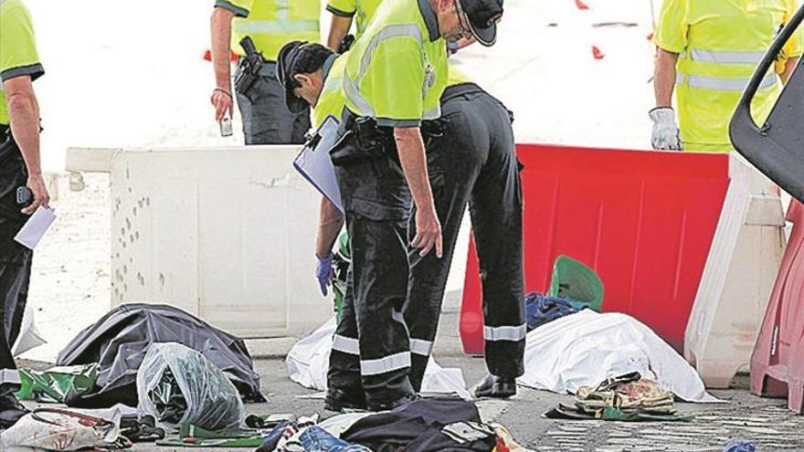 Cinco muertos tras estrellarse un autobús contra un pilar en Avilés