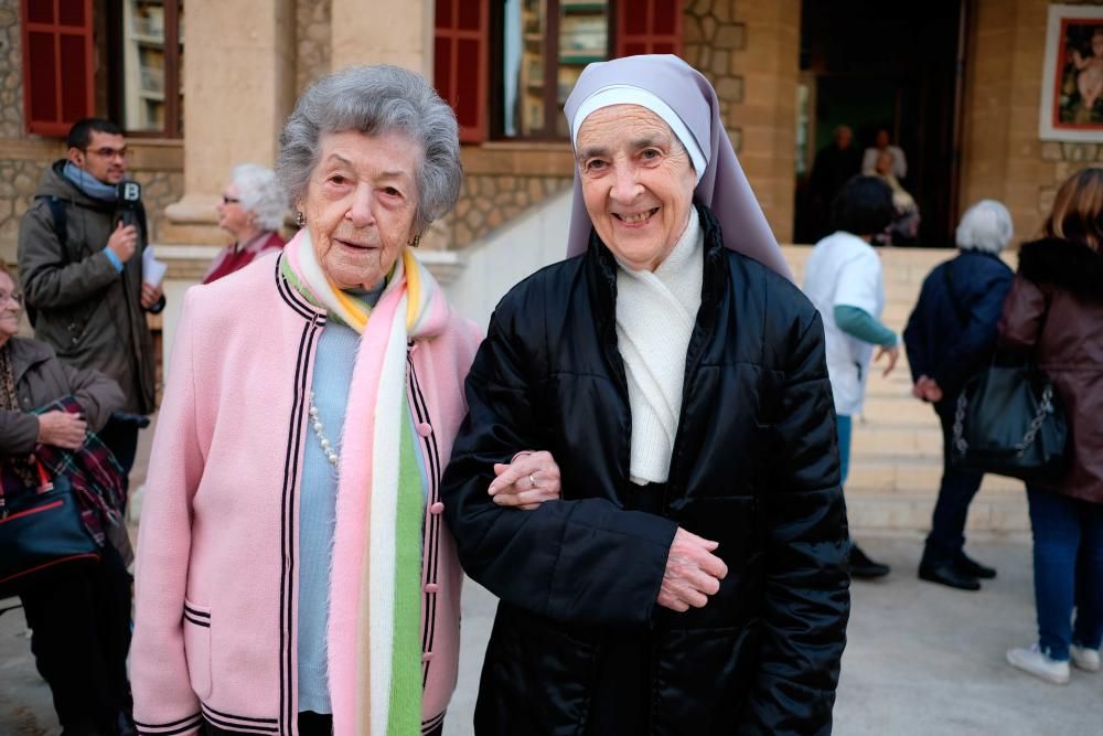 Taxistas de Palma invitan a ancianos a visitar las iluminaciones de Palma