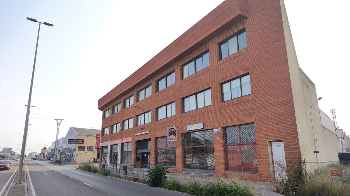 El edificio que albergaba el consulado rumano, ayer en Castelló, ya sin los rótulos y banderas que lo identificaban.