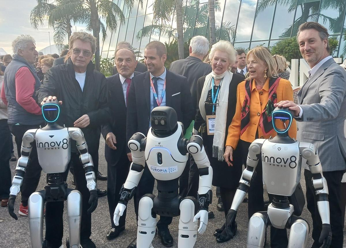 Jean Michel Jarre con el equipo del Instituto EuropIA y los robots de Innov8 France y AgiBot.