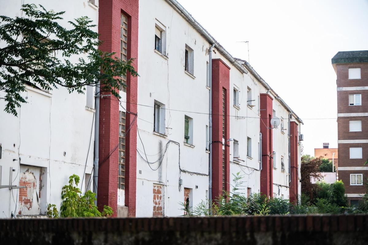 Fotogalería | Ventanas tapiadas, basura y accesos abiertos en las viviendas abandonadas en la avenida de Cervantes de Cáceres