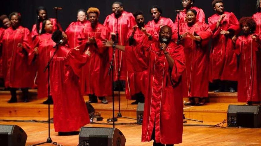 Actuación ofrecida en enero de 2018 por el coro en su última visita a Vigo.  // José Lores