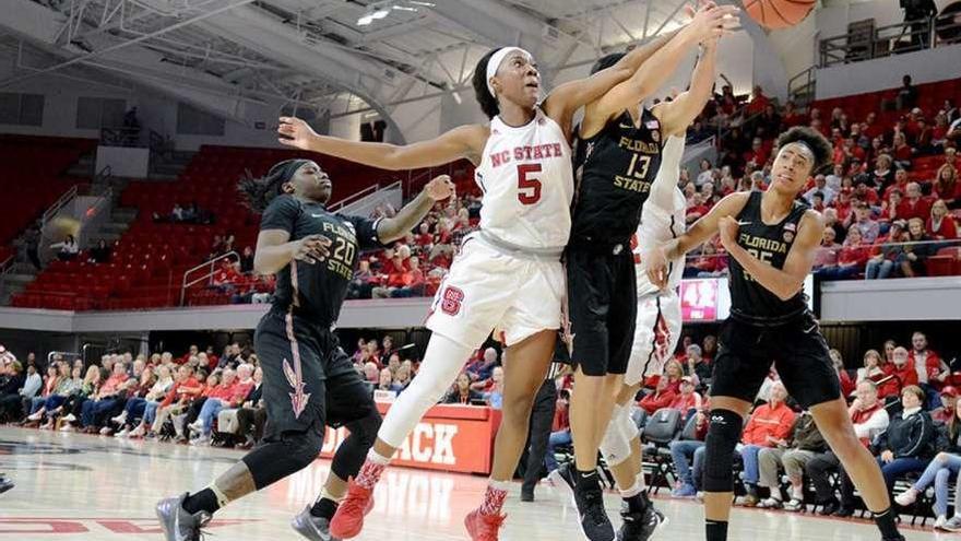 Nelson pelea por hacerse con un rebote durante un partido con North Carolina State.