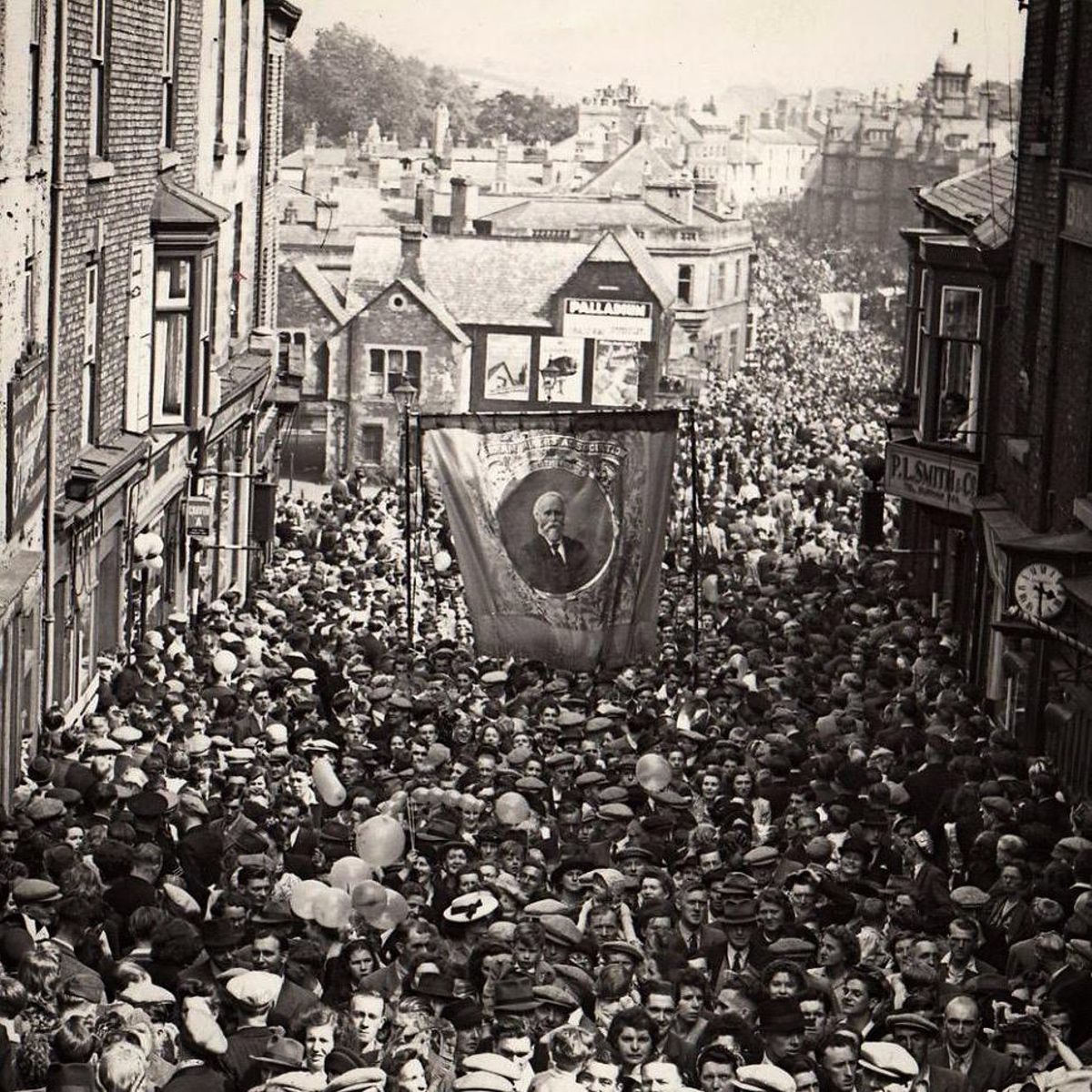 Una imagen de un desfile a principios del siglo XX.