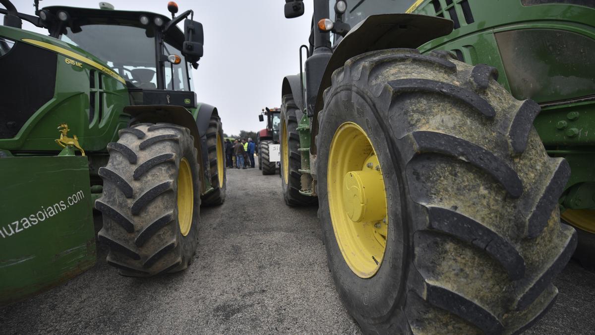 Los tractores de los agricultores y ganaderos que se están manifestando.