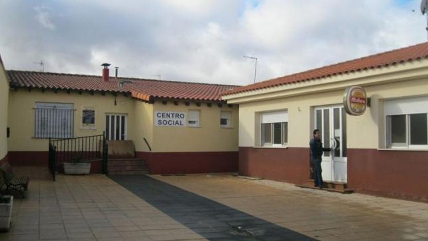 Un vecino de Brime de Urz, ayer en el patio del Ayuntamiento y del futuro comedor social.