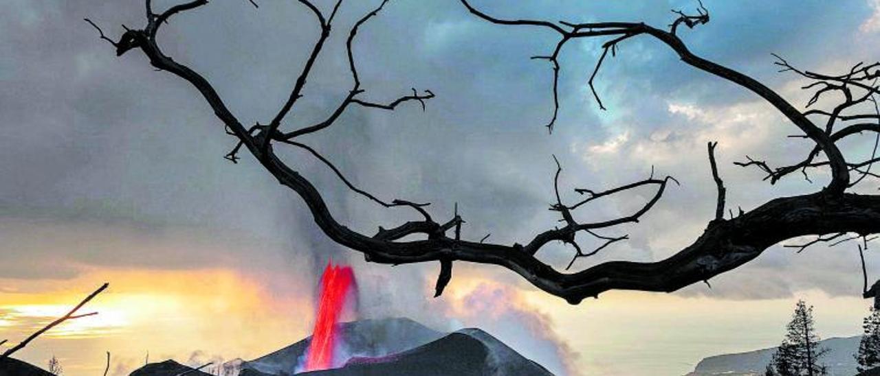 La erupción del volcán, vista desde Cumbre Vieja, con la colada y el valle de Aridane de fondo durante un atardecer.