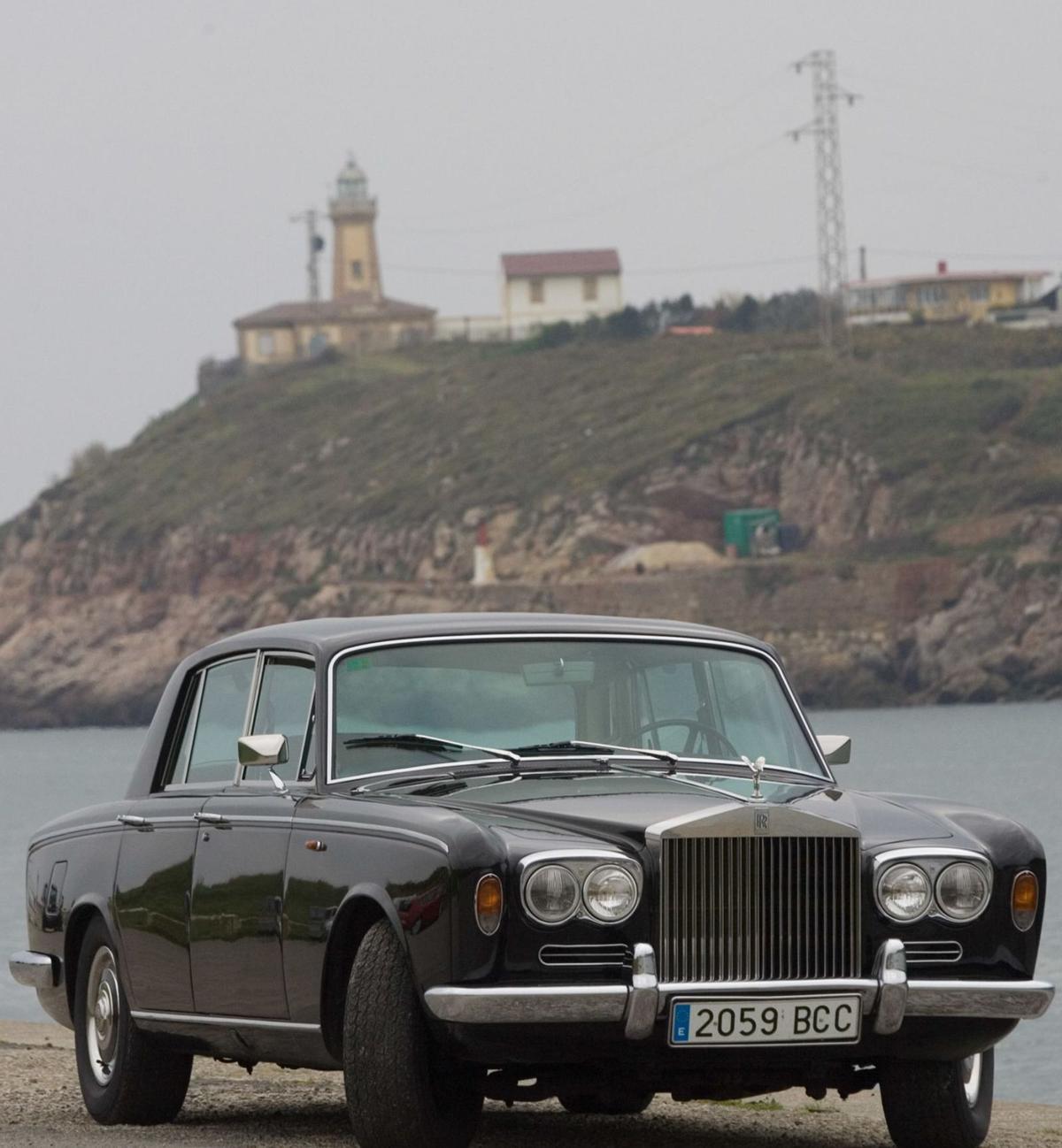 Junto a estas líneas, el Rolls Royce de Grace Kelly que compró Cruz Sánchez en la bocana del puerto de Avilés, delante del faro. | R. S.