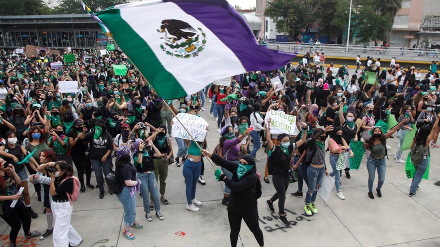 Mujeres marchan a favor del aborto legal y seguro en México.