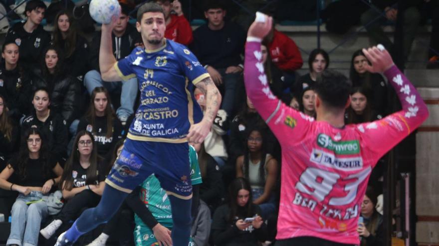 Mario Dorado, en el partido ante Puente Genil, se medirá hoy en Benidorm a uno de sus exequipos.