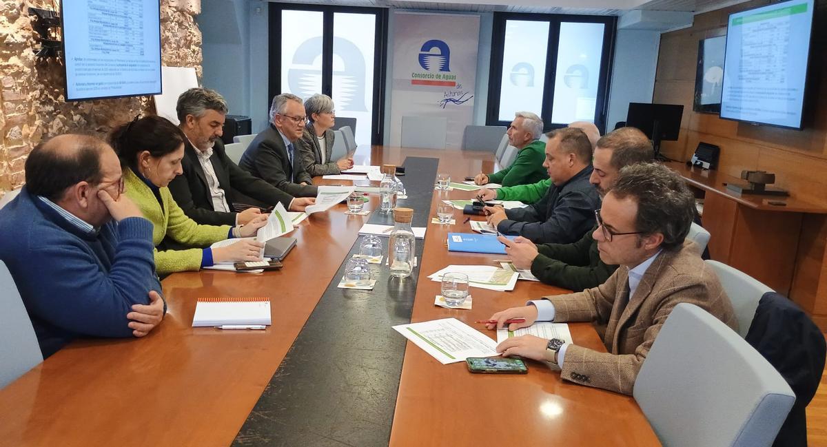 Reunión de la comisión delegada de Cadasa, presidida por el consejero Alejandro Calvo.