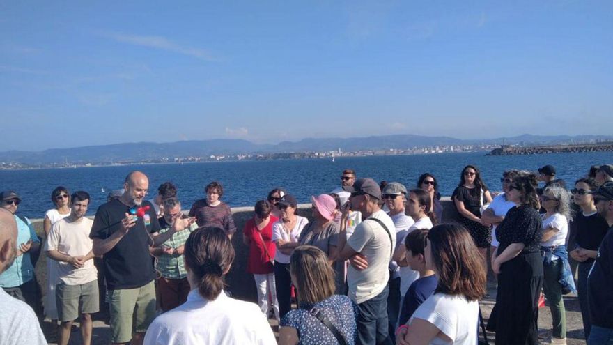 Participantes en la visita a El Musel, fotografiando Gijón desde el extremo más alejado de la ampliación del Puerto. | LNE