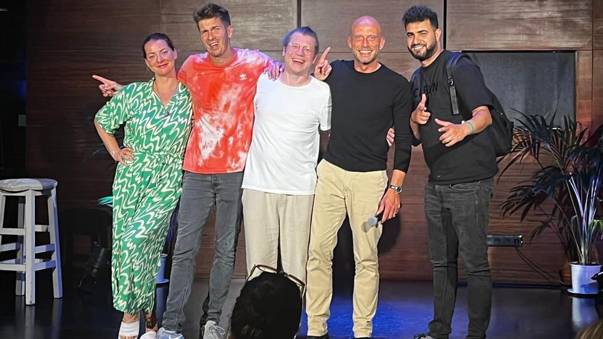 Die Comedians Kristina Bogansky, Simon Stäblein, Thomas Schmidt, Andre Kramer und Amjad Abu-Hamid (v.li.) bei der Premiere des Comedy Club Mallorca.