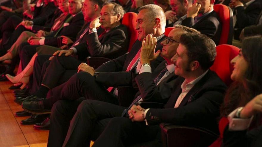 El presidente del Real Avilés, segundo por la derecha, durante la entrega del premio «Carlos Larrañaga» de la Cámara de Comercio, en su edición de 2023.