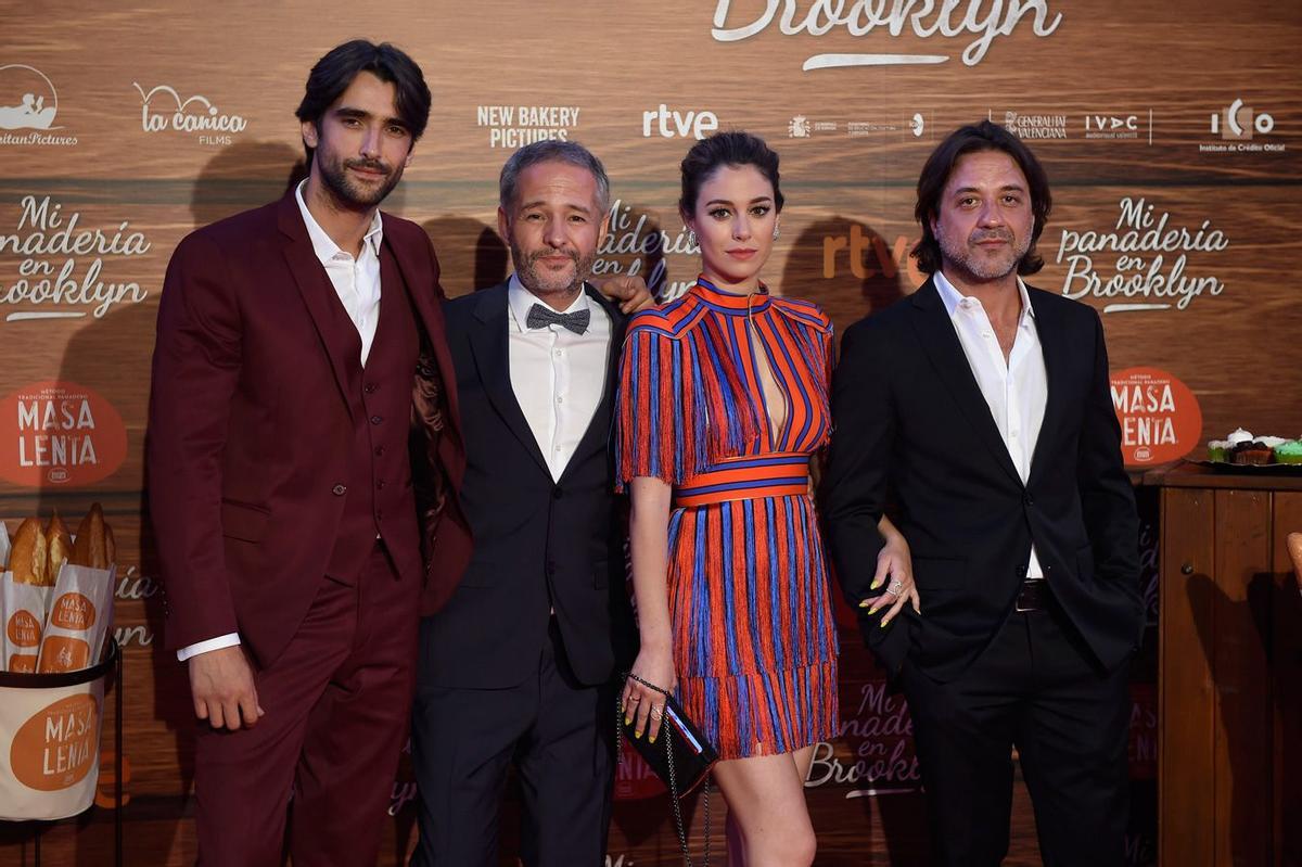 Blanca Suárez con el reparto de 'Mi panadería en Brooklyn'