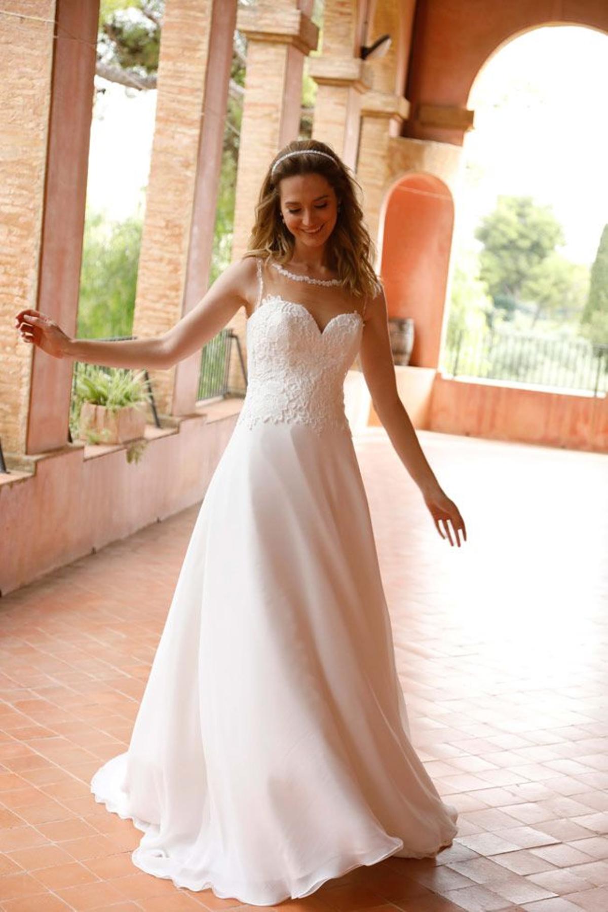 Vestido de novia con escote corazón, de Venca Novias