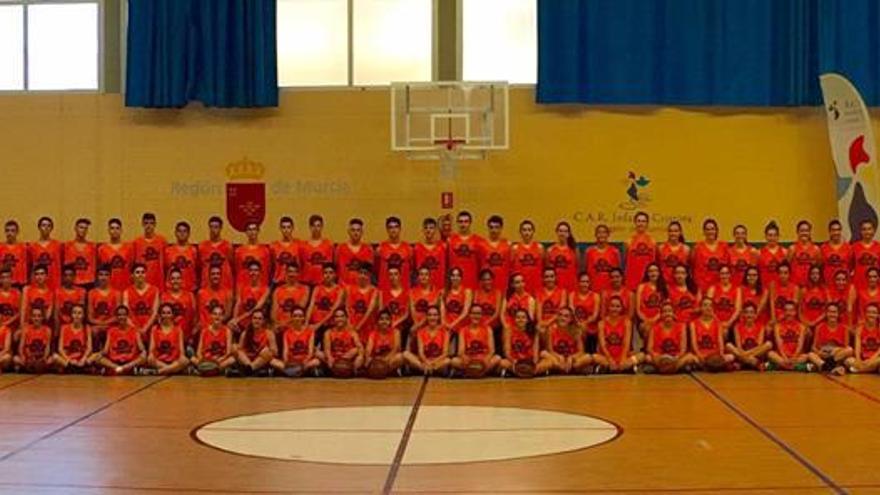 Foto de familia del Campus de Verano de la Federación de Baloncesto de la Región de Murcia.