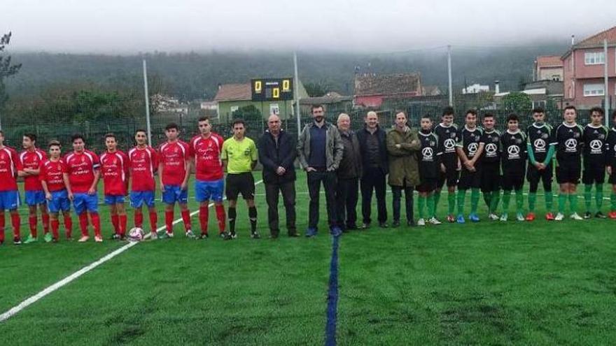 El presidente de la Federación Galega de Fútbol, Rafael Louzán, y el alcalde de Vilagarcía, Alberto Varela, posan junto a los jugadores del primer encuentro oficial en el renovado campo de Bamio. // FDV