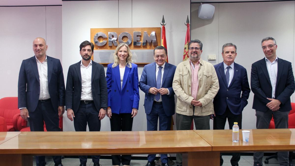 Mª José Ros y representantes de Ciudadanos, con Albarracín y socios de CROEM