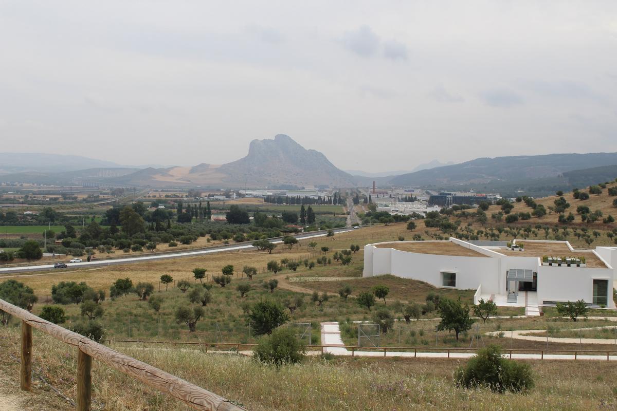 Una imagen exterior del Museo de los Dólmenes, con la Peña de los Enamorados al fondo.