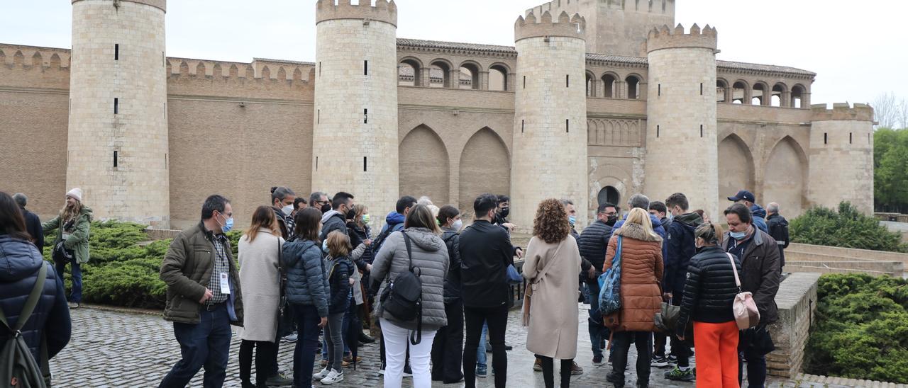 Un grupo de turistas visita La Aljafería el pasado martes.