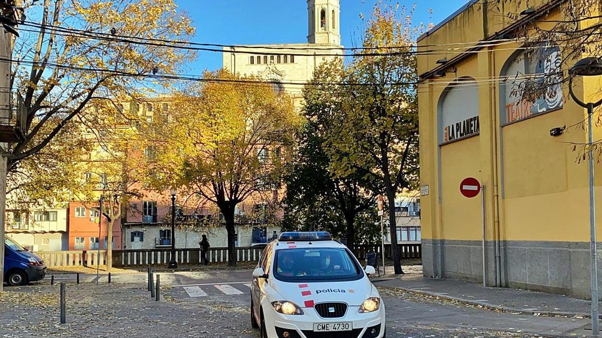 Un vehicle dels Mossos d?Esquadra traslladant un dels detinguts als Jutjats de Girona, ahir a la tarda.