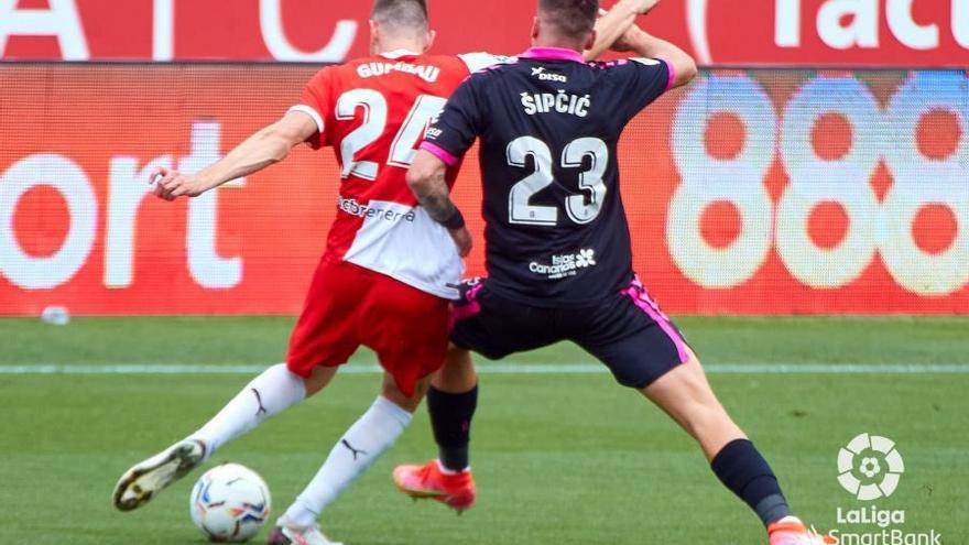 Sipcic lucha por un balón durante el partido de este sábado