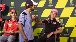 Aleix Espargaró, junto a los italianos  Bastianini y Bagnaia, en la rueda de prensa en el Circuit de Barcelona