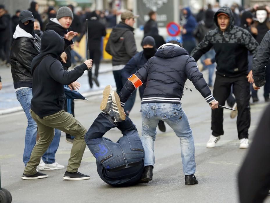 Un grupo de ultras de extrema derecha han tratado de sabotear una concentración pacífica en recuerdo a las víctimas de los atentados en la Plaza de la Bolsa de Bruselas.