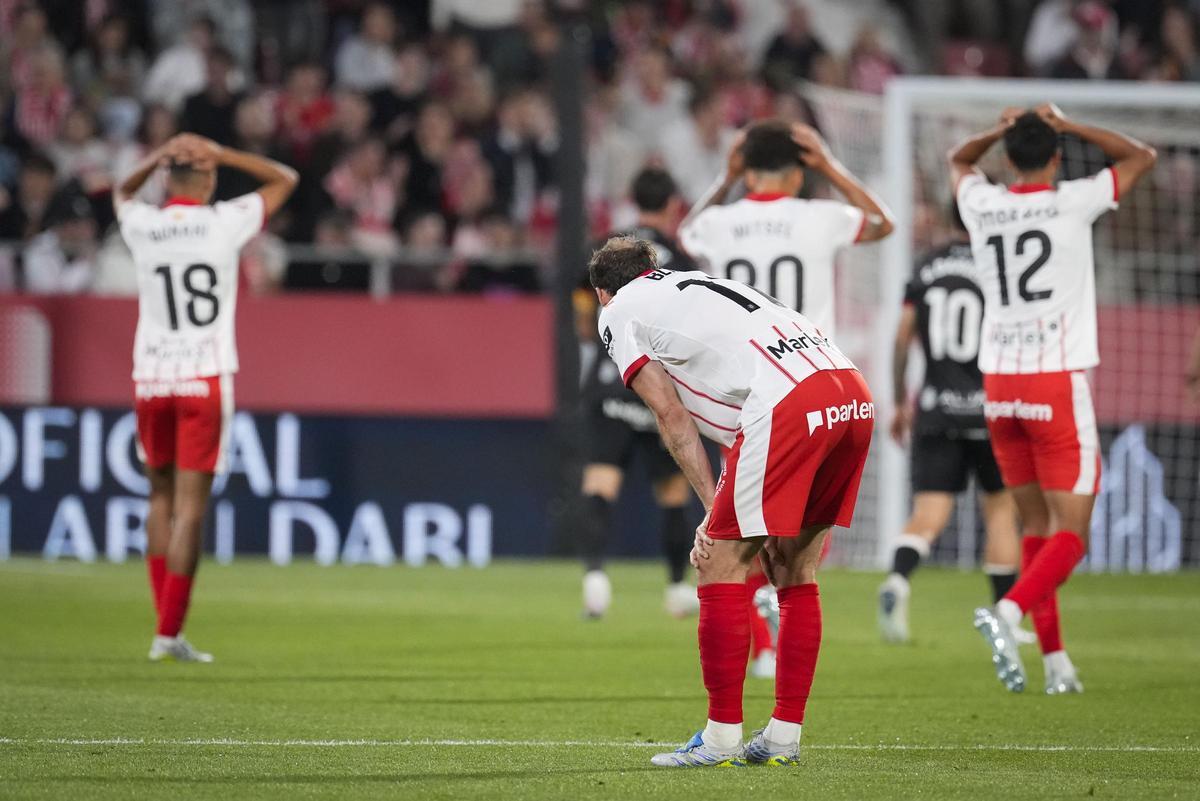 Els jugadors del Girona, lamentant el gol encaixat