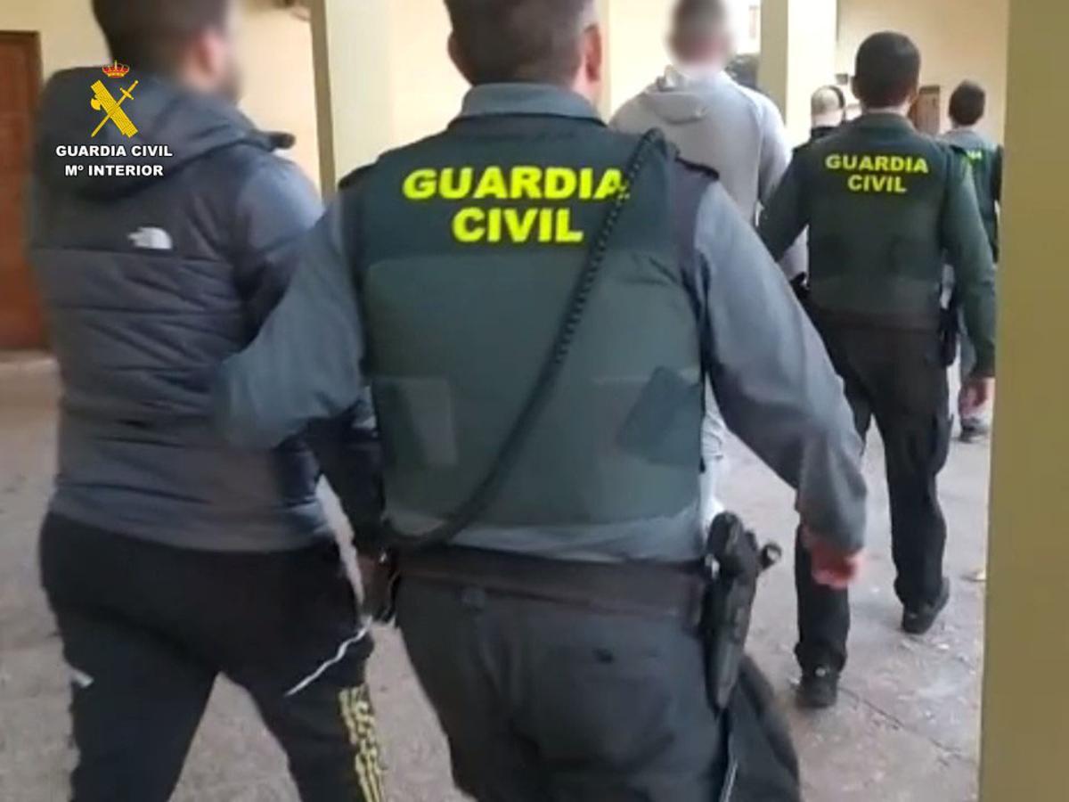 Los guardias civiles llevan detenidos a los implicados en los robos y la pelea