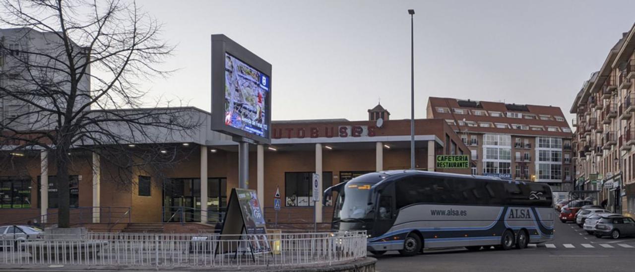 Un autobús saliendo de la estación de Benavente, cuya modernización podría producirse en 2023.