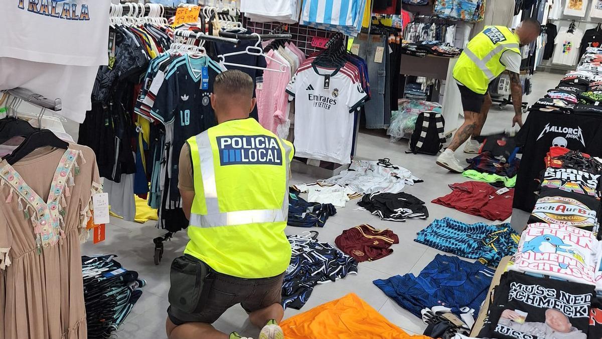 Camisetas y ropa deportiva falsificada hallada durante la actuación de la Policía Local en comercios de la Playa de Palma.