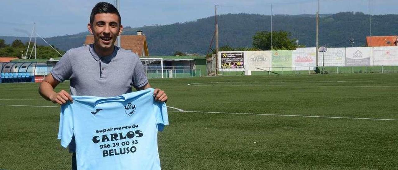 Iván Bermúdez, ayer en el campo de As Laxes, en Beluso. // Gonzalo Núñez