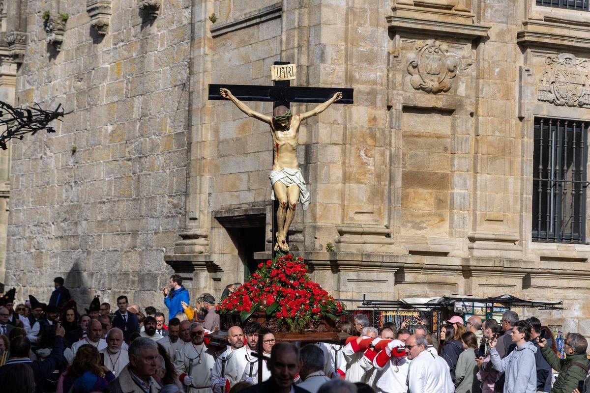El Cristo de la Paciencia regresa a Conxo y pone el broche final a la Semana Santa compostelana