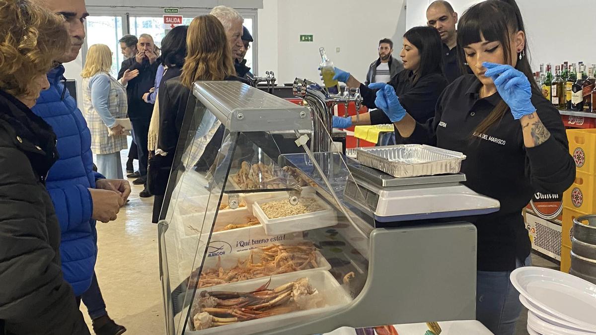 Vecinos en la feria del marisco en la caseta del recinto ferial