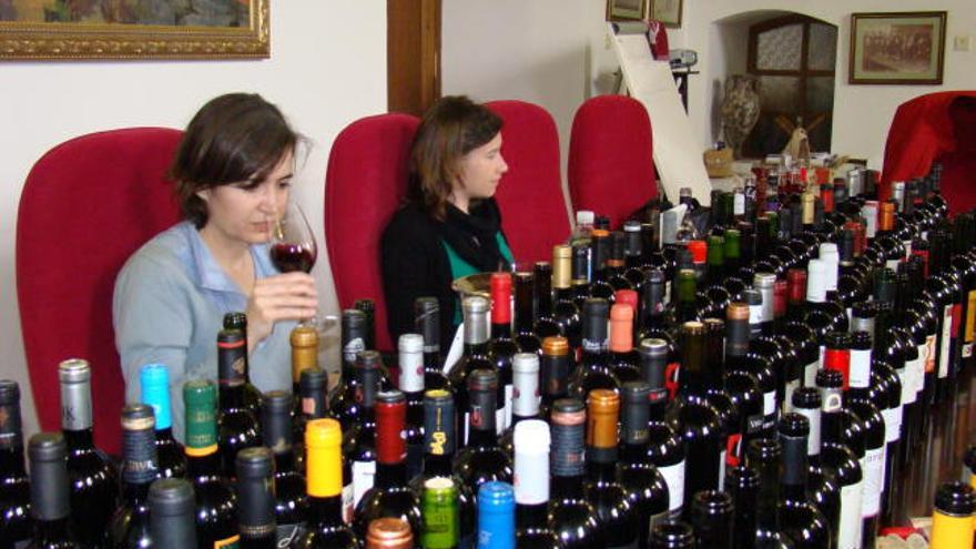 Maite Carín y Susana García, del equipo de Peñín, catando vinos en la sede del Consejo Regulador.