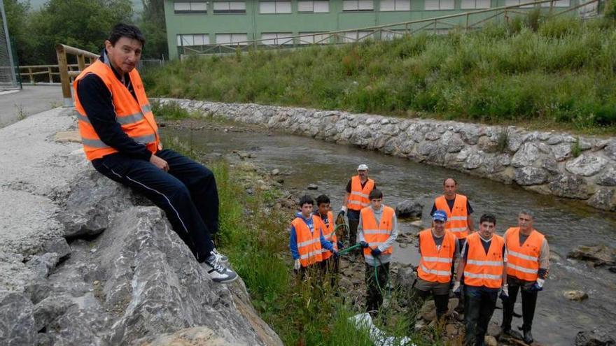 Pescadores que participaron el domingo en la limpieza del río Riosa, con Ignacio Fernández sentado.