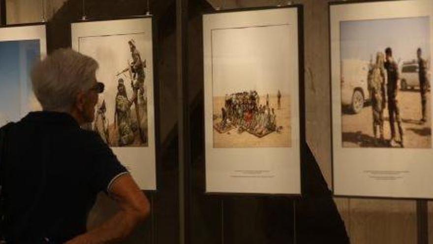 Visitant en una exposició sobre la batalla de Mossul