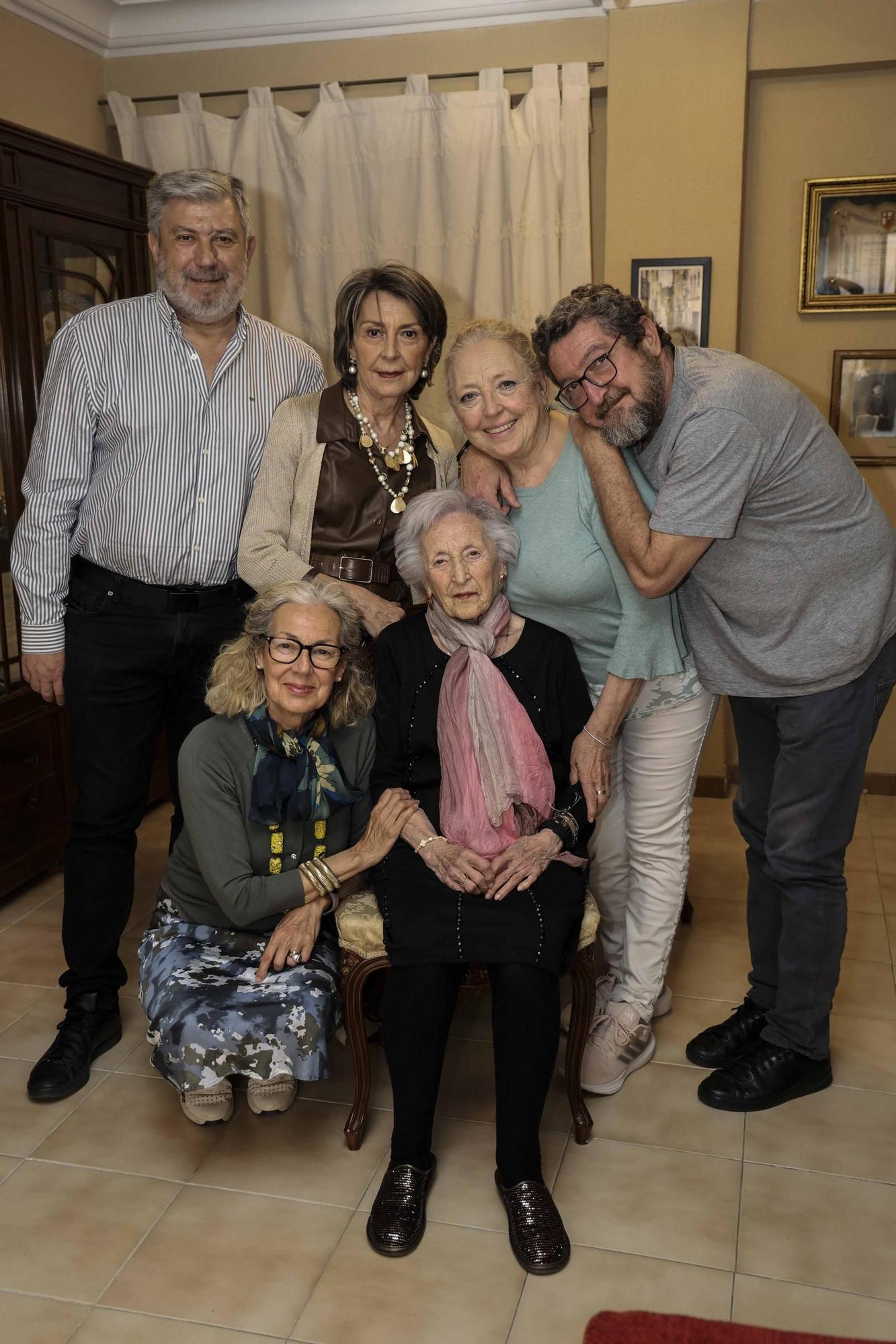 Julia, maestra de vocación, cumple 100 años en Alicante